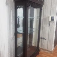 ویترین چوبی وشیشه پشت اینه