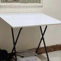 میز تاشو سالم و تمیز مناسب مطالعه و لپ تاپ