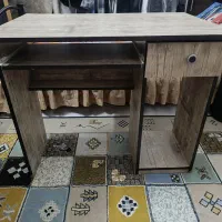 میز تحریر و کامپیوتر