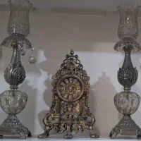 2 عدد شمعدان به همراه یک ساعت