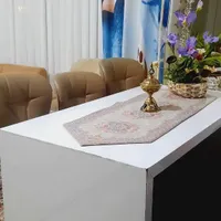 کانتر آشپزخانه و صندلی چرم جلوی کانتر