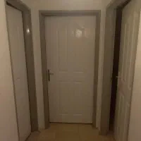 نقاشی ساختمان و درب و پنجره ی فلزی