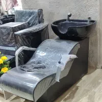 یک عدد صندلی سر شور  و میز ناخن کاری|آرایشگاه و سالنهای زیبایی|بروجرد, |دیوار