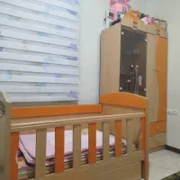 تخت خواب کودک به همراه کمد ویترینی
