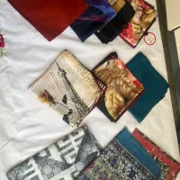 تعدادی روسری هر کدام ۹۰۰
