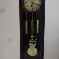 ساعت ایستاده و چوب لباسی