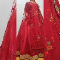 یک دست لباس محلی نو و یک تومون محلی و پیراهن تک|لباس|صدرا-فارس, فاز ۱|دیوار