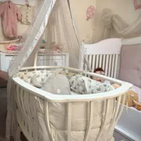 تخت کنار مادری گهواره ای