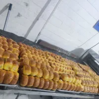 فروشنده خانم در قنادی