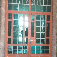 در هال و تعدادی پنجره