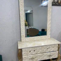 دو تا اینه کاملا سالم یکش با میزش هست