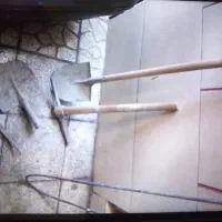 لاستیک فرغون و بیل کلنگ