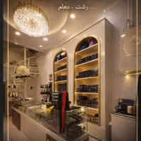 دکور بوتیک شیک و مدرن همراه با نور پردازی عالی