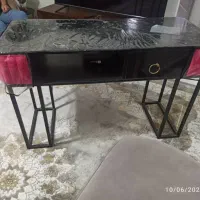 میز ناخن.صندلی جک دار.یک عدد اینه گرد بزرگ