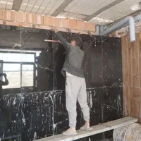 کاشی وسرامیک کاری با ملات وچسپ کاشی بین کابینت