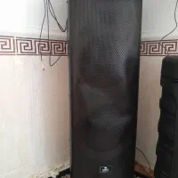 اسپیکر بزرگ ایستاده