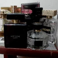 تعداد زیادی شیشه عطر خالی
