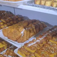 نیروی خانم در کارگاه قنادی