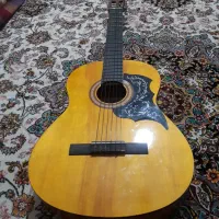 گیتار همراه با کاپو وپایه گیتار