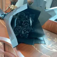 دسته گل روبانی رز مشکی ۷شاخه