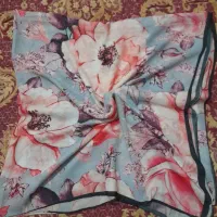 تعدادی روسری نو