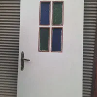 درب سفید چوبی با قفل و دستگیره