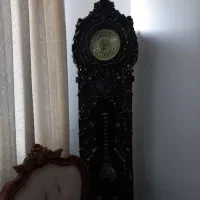 ساعت قدی منبت کاری شده با چوب رنگ قهوه ای سوخته