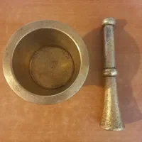 هاون قدیمی|کلکسیون اشیاء عتیقه|تهران, فلسطین (میدان انقلاب)|دیوار
