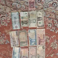 تعدادی پول قدیمی و جدید و سکه