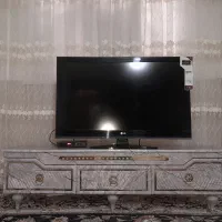 تلوزیون ۴۲ الجی  با میز و دستگاه