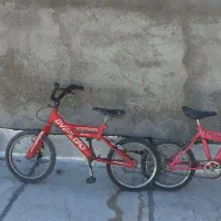 سه عدد دوچرخه و یک سه چرخه نیاز به تعمیر