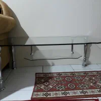 میز شیشه‌ای جلو مبلی