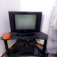 تلویزیون نو و تمیز LG به همراه میز