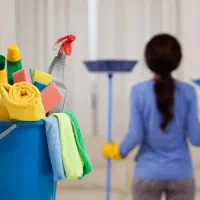 خانم خانه دار برای کارهای منزل