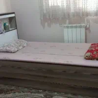 تخت و میز تحریر