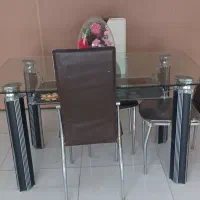 میز  وچهار عدد صندلی