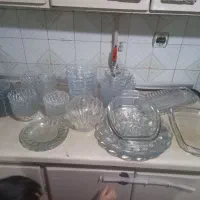 تعدادی ظروف شیشه ای
