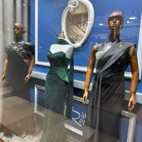 فروشنده  همکار خانم