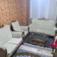 مبل سلطنتی در حد نو با میز ومیز های عسلی