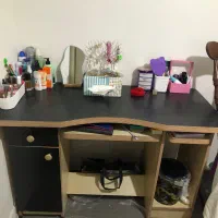 میز تحریر و کامپیوتر