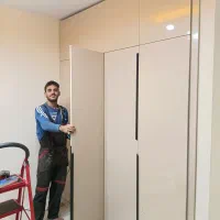 نصاب وسازنده کابینت .کمد دیواری به صورت حرفه ای