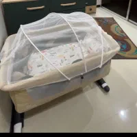 تخت کنار مادر زویی مناسب‌سیسمونی رنگ کرم