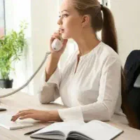 منشی خانم دفتر شرکت