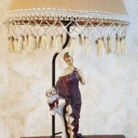 آباژور رو میزی کلاسیک با مجسمه زن