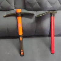 تیشه و کلنگ و چکش|ابزارآلات|آشخانه, |دیوار