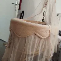 تخت کنار مادر