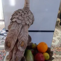 مجسمه طاووس همراه با میوه مصنوعی