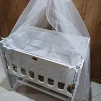 تخت کنار مادر