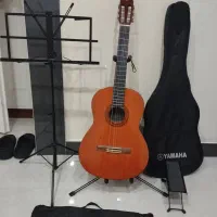 گیتار کلاسیک مدل yamaha c40 به همراه وسایل جانبی