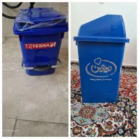 یک سطل اشغال بزرگ نو و یک عدد سطل اشغال کوچیک نو